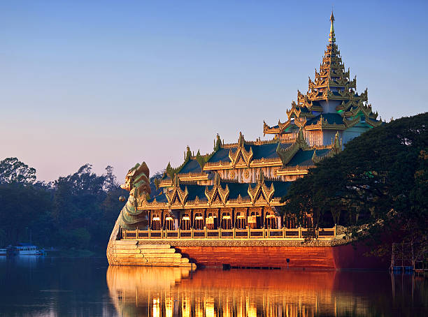 lago kandawgyi em yangon, mianmar - ancient architecture buddhism burmese culture - fotografias e filmes do acervo