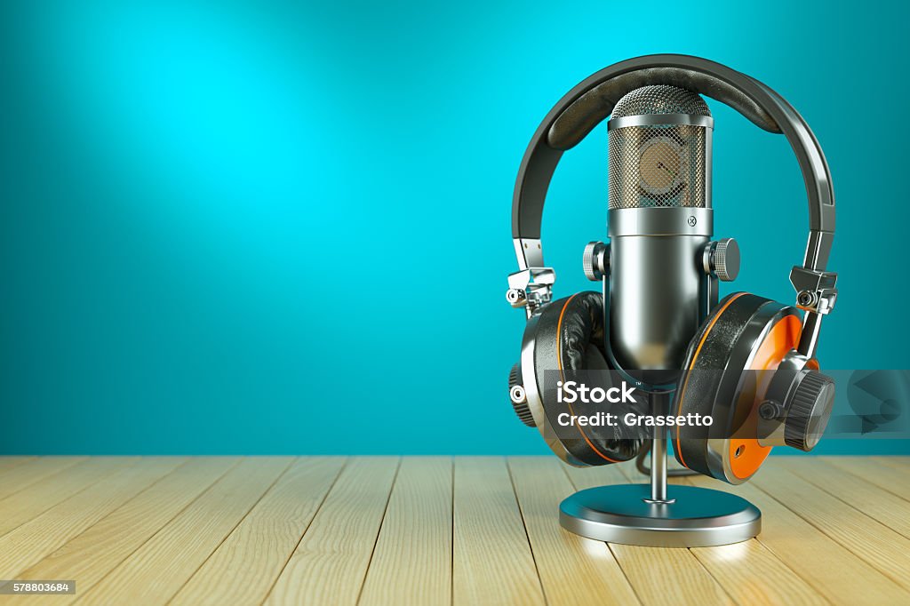 Microphone de studio professionnel et casque sur table en bois - Photo de DJ de radio libre de droits