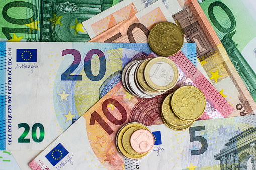billetes y monedas en euros - dinero en efectivo photo
