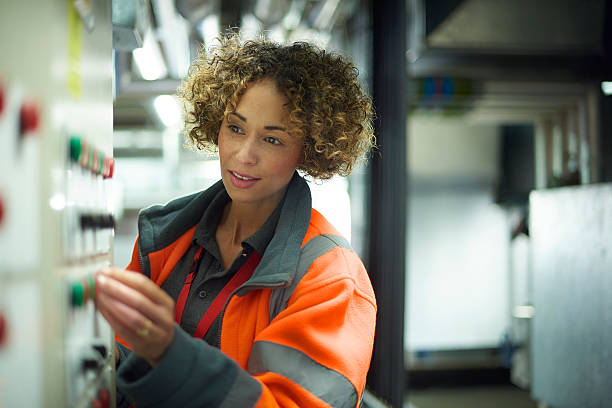 femme ingénieur de entretien - plumber boiler technician natural gas photos et images de collection