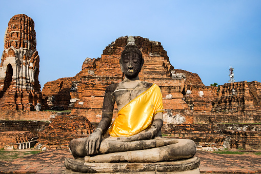 Temple buddha statue pagoda ancient ruins invaluable at wat phra mahathat, ayutthaya, thailand