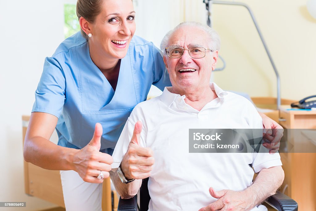 Senior Und Krankenschwester empfehlen Pflegeheim - Lizenzfrei Frauen Stock-Foto