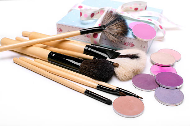 набор косметики. вид сверху - cosmetics make up brush make up palette стоковые фото и изображения