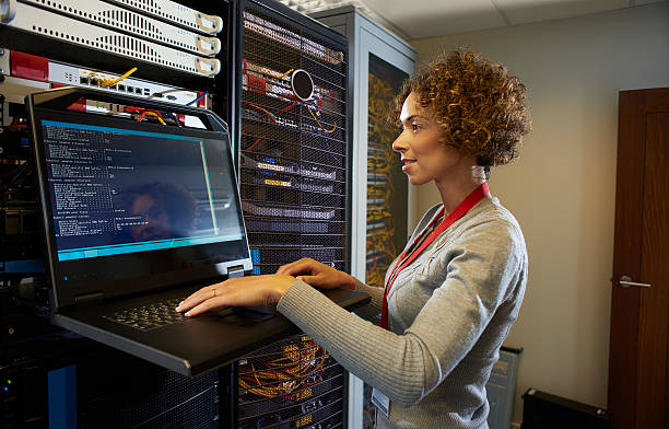 programador de ti de la sala de servidores. - data center computer programmer women fotografías e imágenes de stock