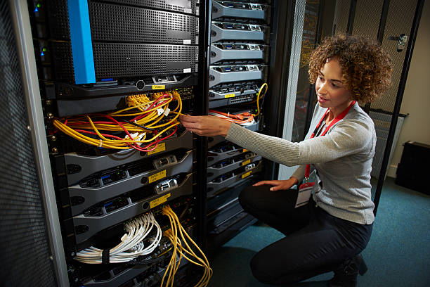 weibliche it-ingenieurin - data center computer programmer women stock-fotos und bilder