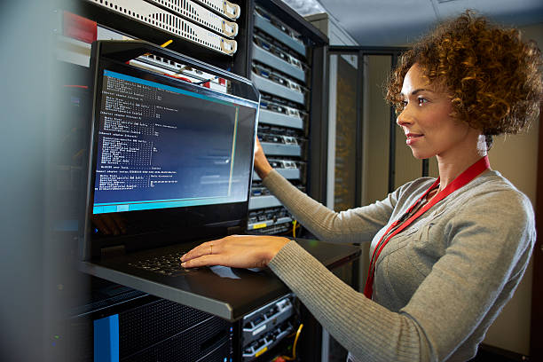 el trabajador en servidor habitación - data center computer programmer women fotografías e imágenes de stock
