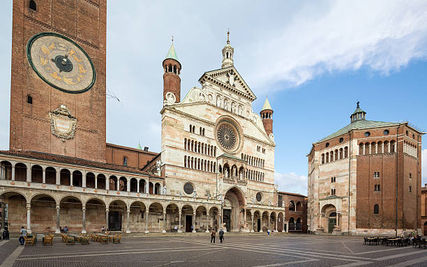 kathedrale von cremona, turm und baptisterium, lombardei italien - national landmark editorial color image horizontal stock-fotos und bilder