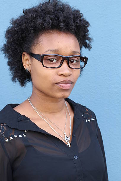 porträt einer schönen afrikanischen frau in brille - afro amerikanischer herkunft fotos stock-fotos und bilder