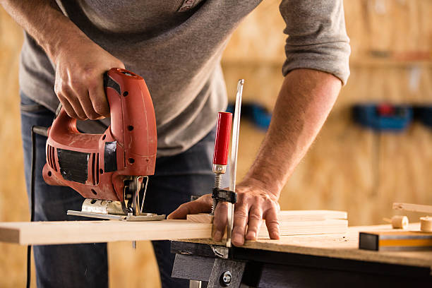 carpintero cortando una madera usando cortador de rompecabezas - sierra de vaivén fotografías e imágenes de stock