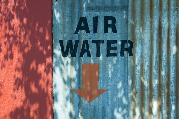 woda powietrzna tutaj - sign rust old fashioned corrugated iron zdjęcia i obrazy z banku zdjęć