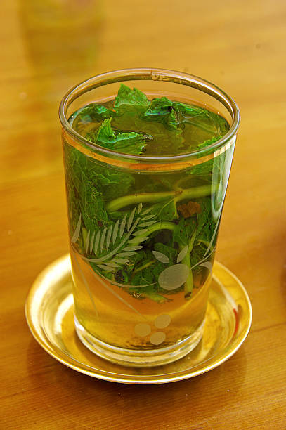 tè alla menta - morocco tea glass mint tea foto e immagini stock