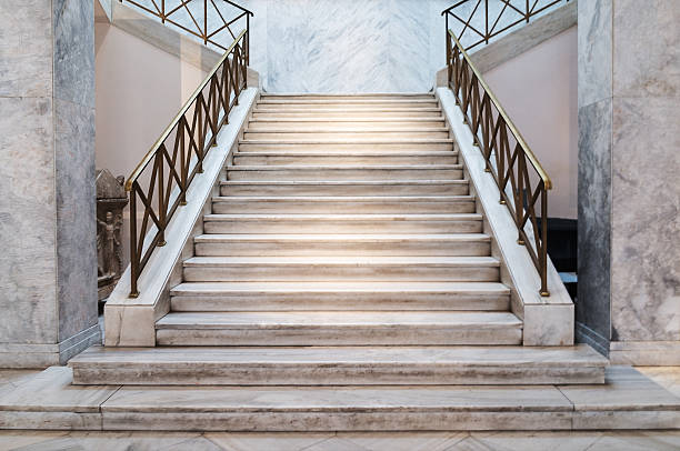 marmortreppe im innenbereich - personal perspective vanishing point diminishing perspective staircase stock-fotos und bilder