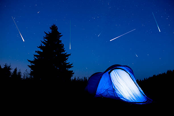 tente bleue ciel nocturne pin - sky tree photos et images de collection