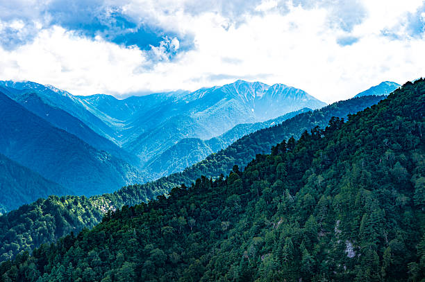 kurobe-staudamm, japanische berglandschaft - chubu region stock-fotos und bilder