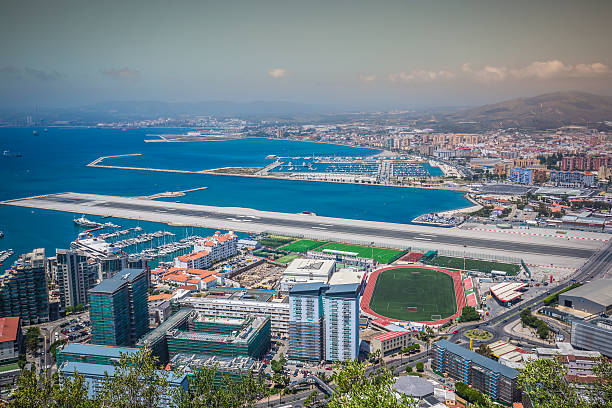 vista di gibilterra, del suo porto turistico e del mediterraneo - rock of gibraltar foto e immagini stock