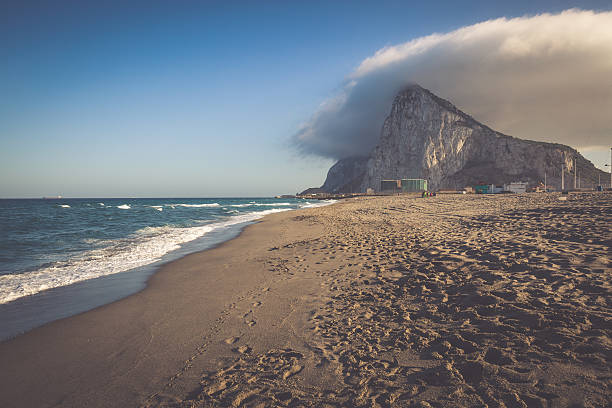 la rocca di gibilterra dalla spiaggia di la linea, - rock of gibraltar foto e immagini stock