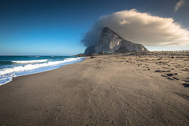 la rocca di gibilterra dalla spiaggia di la linea, - rock of gibraltar foto e immagini stock