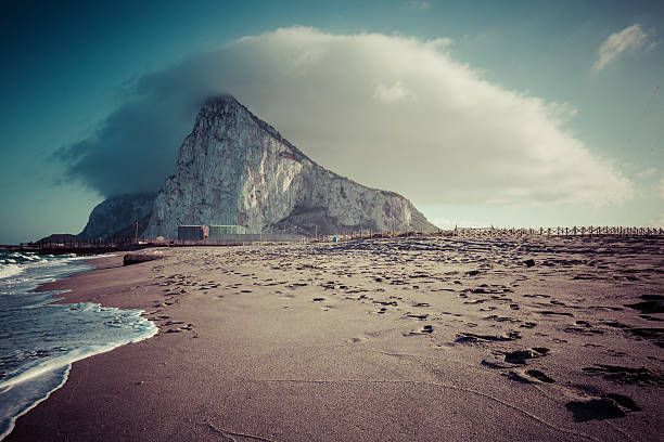 a rocha de gibraltar da praia de la linea, - rock of gibraltar - fotografias e filmes do acervo