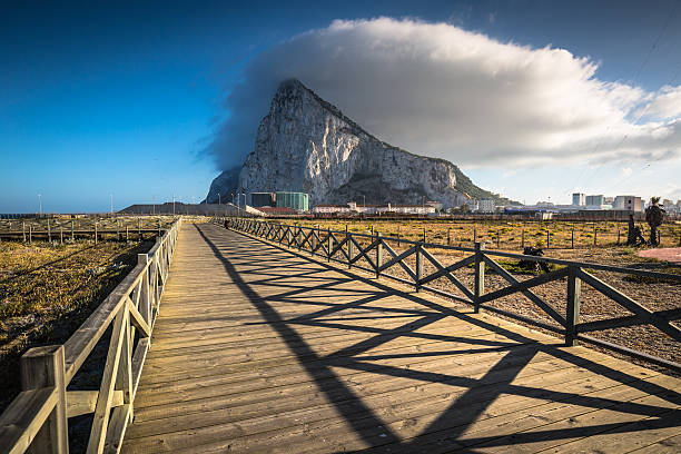 skała gibraltaru z plaży la linea, - nobody rock coastline sea zdjęcia i obrazy z banku zdjęć