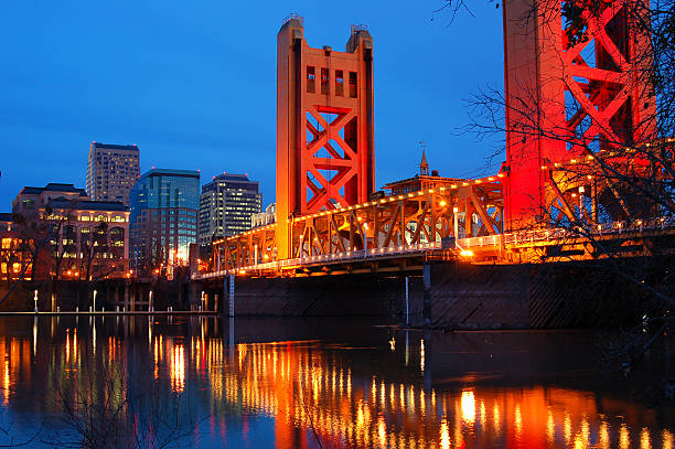 tower bridge i centrum sacramento - sacramento zdjęcia i obrazy z banku zdjęć