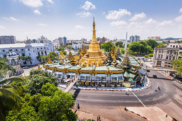 pagoda sule en un buen día - burmese culture fotografías e imágenes de stock