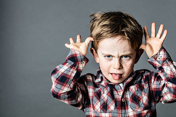 Mocoso Enojado Disfrutando Haciendo Una Mueca Por Mal Comportamiento Foto de stock y más banco de imágenes de Niño - iStock Mocoso Enojado Disfrutando Haciendo Una Mueca Por Mal Comportamiento Foto de stock y más banco de imágenes de Niño - iStock