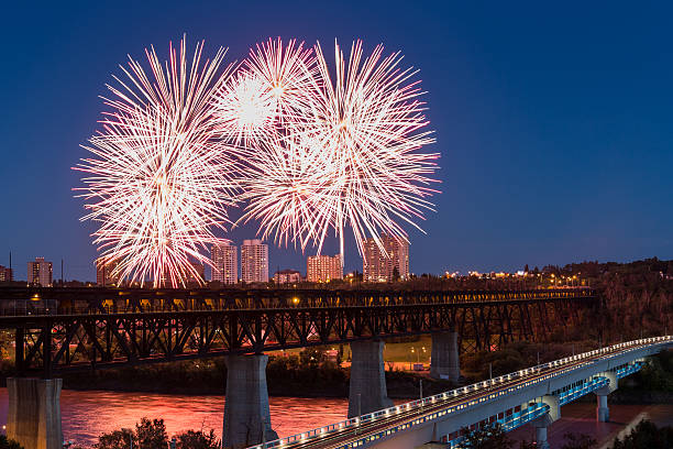 fogos de artifício sobre a ponte de alto nível em edmonton - north saskatchewan river - fotografias e filmes do acervo