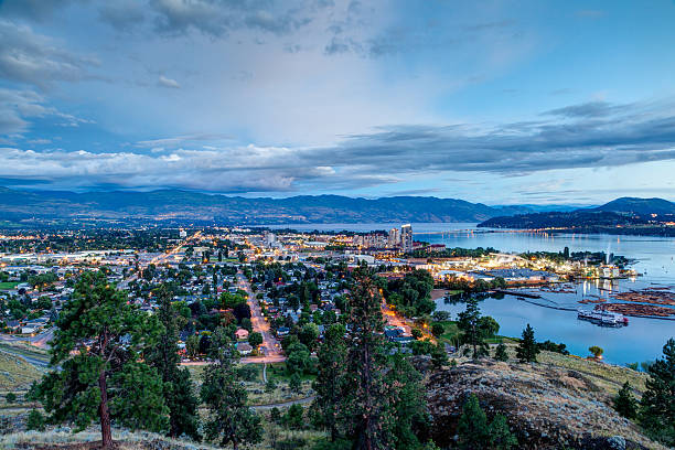 夜のケロウナスカイラインの空中写真 - okanagan valley ストックフォトと画像