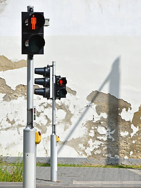 semáforos vermelhos na travessia de pedestres - dont walk signal - fotografias e filmes do acervo