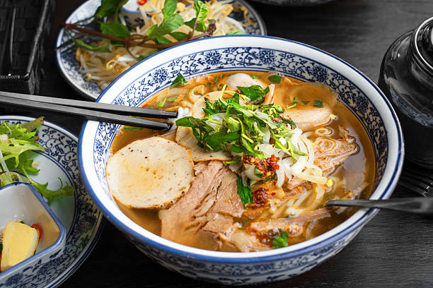 vietnamien pho tom yum - soupe asiatique - noodle soup photos et images de collection