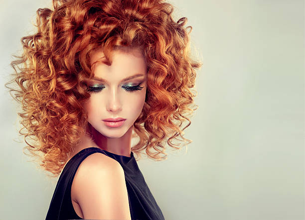 巻き毛髪のかわいい赤い髪の女の子。 - hairstyle fashion model make up fashion ストックフォトと画像