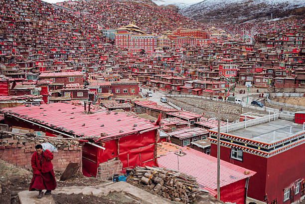 ラーンガーの僧侶 - tibet monk buddhism tibetan culture ストックフォトと画像
