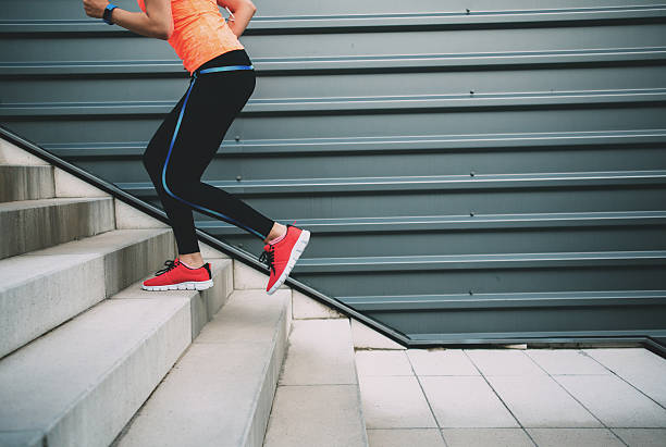 subir las escaleras - staircase running moving up jogging fotografías e imágenes de stock