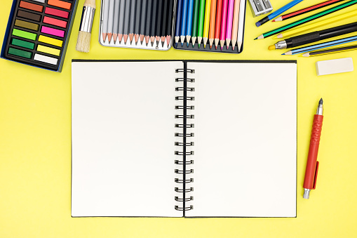 Fondo De Escritorio Del Estudiante Con Bloc De Notas Y Papelería Para Escribir Foto de stock y más banco de imágenes de Accesorio personal - iStock Fondo De Escritorio Del Estudiante Con Bloc De Notas Y Papelería Para Escribir Foto de stock y más banco de imágenes de Accesorio personal - iStock