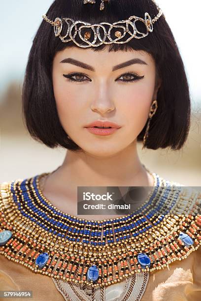 Hermosa Mujer Con Maquillaje De Moda Y Peinado Como Egipcio Foto de stock y  más banco de imágenes de Adulto - iStock