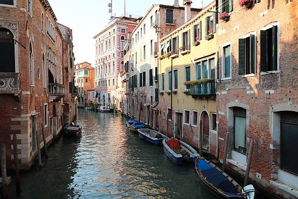 улица в венеции  - venice italy ancient architecture creativity стоковые фото и изображения