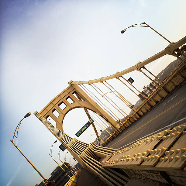 мост рэйчел карсон в центре питтсбурга - rachel carson стоковые фото и изображения