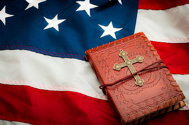 bandiera americana, bibbia vintage rossa con croce d'oro - bible american flag flag old fashioned foto e immagini stock