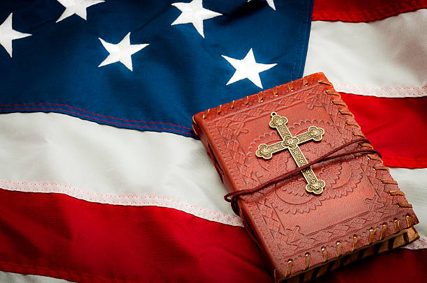 american flag, red vintage bible with a gold cross - bible american flag flag old fashioned imagens e fotografias de stock
