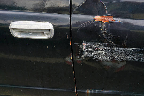 오래된 자동차와 녹의 추상적 인 신체 표면. - metal rust fungus paint cracked 뉴스 사진 이미지