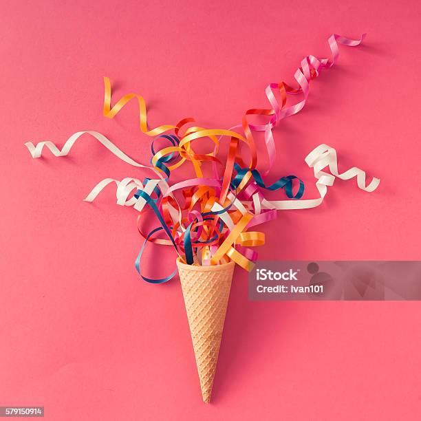 Cono De Helado Con Serpentinas De Fiesta Foto de stock y más banco de imágenes de Helado - Comida dulce congelada - Helado - Comida dulce congelada, Confeti, Cumpleaños