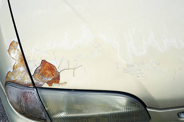 абстрактная поверхность кузова старого автомобиля и rust. - metal rust fungus paint cracked стоковые фото и изображения
