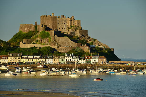 gorey château, jersey, u. k. - jersey uk nature landscape photos et images de collection