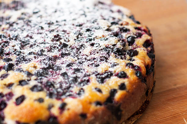 Sabrosa tarta con arándanos sobre mesa de madera - foto de stock