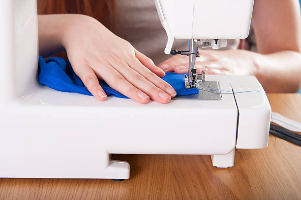 mujer joven textura de tela - sewing women tailor teenage girls fotografías e imágenes de stock