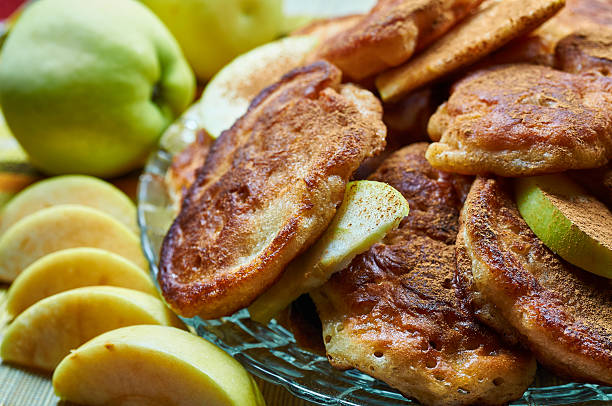 homemade pikelets with apples and cinamon - crumpet imagens e fotografias de stock