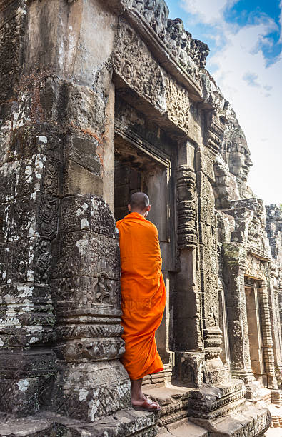 修道士、アンコールワット、サイアムリアップ、カンボジアを考える。 - cambodia monk buddhism angkor wat ストックフォトと画像