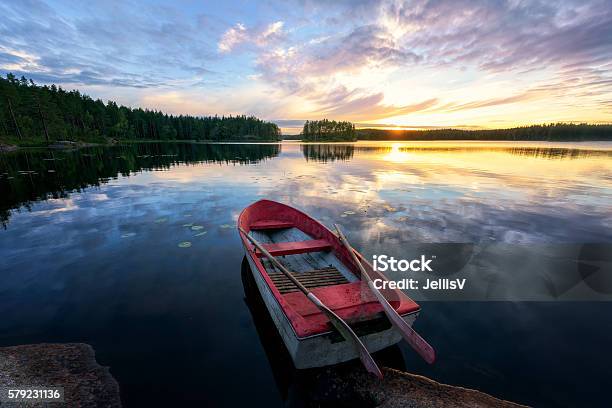 Bote De Remos Con Impresionante Puesta De Sol Foto de stock y más banco de imágenes de Lago - Lago, Barco de remos, Embarcación marina