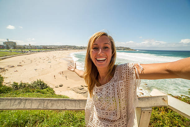 호주 본다이 비치의 젊은 여성의 자화상 - australia photographing camera beach 뉴스 사진 이미지