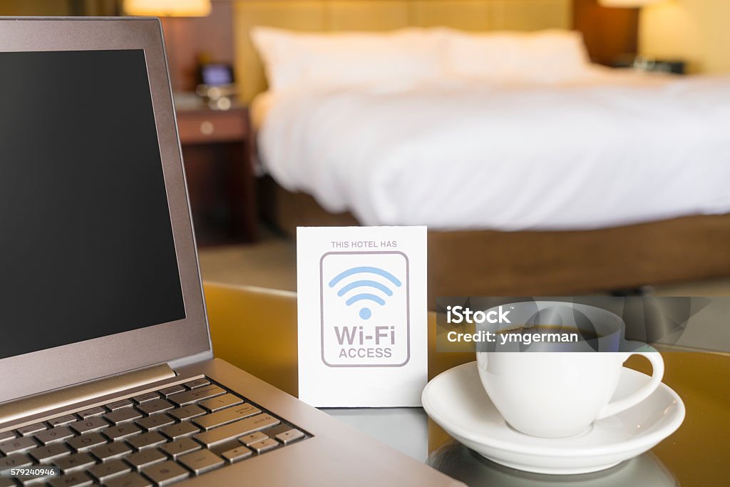 Quarto de hotel com sinal de acesso wi-fi - Foto de stock de Hotel royalty-free